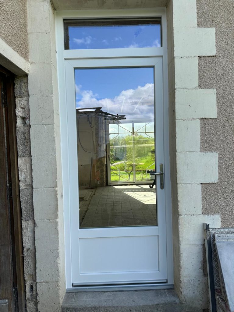 porte d'entrée en pvc blanc avec vitrage pour plus de clarté, imposte fixe en pvc blanc. Chantier réalisé à Thiviers