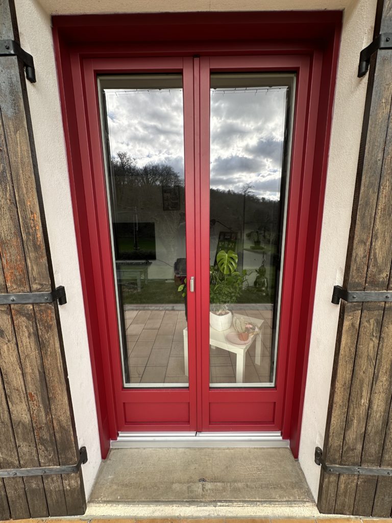 porte fenêtre 2 vantaux dont un en oscillo-battant, pvc alu. Blanc à l'intrieur+capotage aluminium à l'extérieur. Chantier réalisé à Corgnac sur Isle.