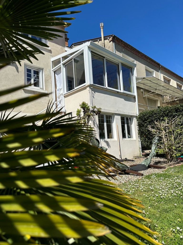 Véranda mixte bois intérieur et aluminium extérieur de marque MEO , chantier réalisé à Périgueux.