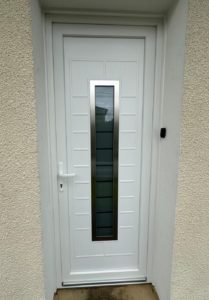 Porte d'entrée 1 vantail en PVC blanc modèle LEONA avec vitrage gamme MODERNE de marque QFORT. Chantier réalisé à THIVIERS.