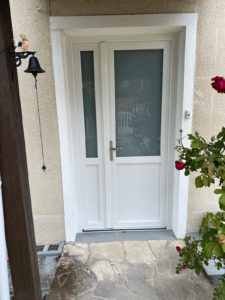 Porte d'entrée en PVC blanc avec double vitrage, chantier réalisé à JUMILHAC LE GRAND.